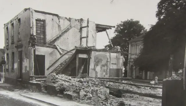 Abriss des Hauses Ruhrstr. 1 für den Neubau HAUS DER STROMWIRTSCHAFT im Jahr 1952/1953 - im Hintergrund sieht man das Stammhaus der Mülheimer CASINO-Gesellschaft (das aktuell von dem Dachverband der ev. Freikirchen übernommen wird) | Foto: TECHNIKUM MÜLHEIM, Archiv