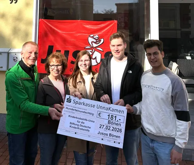 Auf dem Bild: von links: Dieter und Monika Rebbert (Kinderkrebshilfe-Unna), Veronika Foppe (Jusos Bönen), Jonas Weinmann (Jusos Bönen) und Mika Turan (Jusos Kreis Unna). Foto Privat
