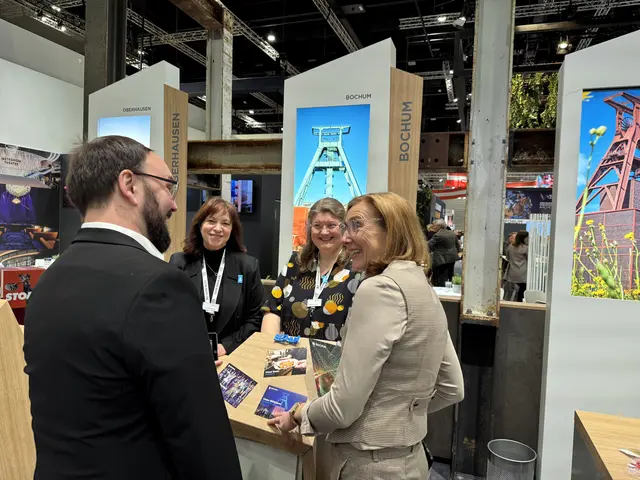 Astrid Jordan, Bettina Kersting und Sandra Gagliardi (v. re.) begrüßen einen Kunden am Bochumer Messestand der ITB. | Foto: Bochum Marketing