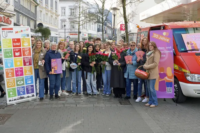 Fair gehandelte Rosen haben Vertreterinnen des Mädchen- und Frauennetzwerks, des Büros für Gleichstellung, der Umweltberatung der Verbraucherzentrale und des Amtes für Umwelt und Klima am Freitag, 6. März, in der Unnaer Fußgängerzone verteilt. Anlass ist der Internationale Frauentag am 8. März, der in diesem Jahr auf einen Sonntag fällt. Unterstützt wurden die Initiatorinnen von Schüler*innen des Pestalozzi-Gymnasiums Unna und des Märkischen Berufskollegs. 
 | Foto: ©  Kevin Kohues (Kreisstadt Unna) 