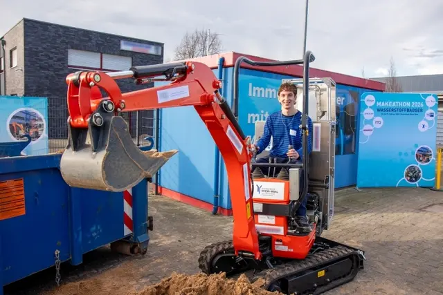 Makeathon-Teilnehmer auf dem umgebauten Wasserstoffbagger  | Foto: HSRW/ Florian Gaisrucker