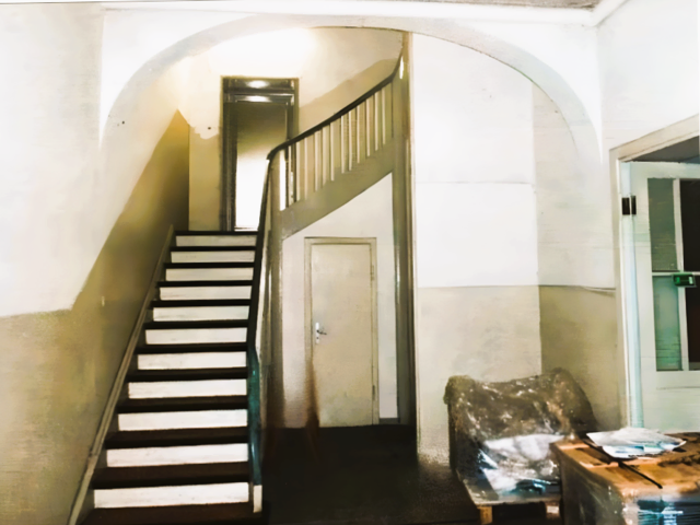 Zugang in die Villa Artis - die bis 2011 von der Gesellschaft für Stromwirtschaft (GfSt) als Bürotrakt und Hausmeisterwohnung genutzt wurde. Heute befinden sich hier die Geschäftsstelle des Mülheimer Kunstvereins KKRR und Atelierwohnungen | Foto: Archiv GfSt