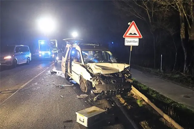 Der VW Caddy wurde erheblich beschädigt und war nicht mehr fahrbereit. | Foto: Polizei Mettmann