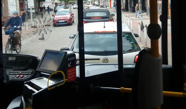 Versuch, die Haltestelle Martinstraße zu erreichen: Aussichten auf der Rüttenscheider Straße für Busfahrer und Fahrgäste der Linie 142 . Aktuell allerdings sowieso Umleitungsverkehr ohne die Haltestellen Giradethaus und Kruppsche Krankenanstalten | Foto: Walter Wandtke