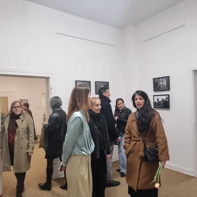 Kuratorin Anna Theisinger (vorne links) mit Künstlerinnen und Besuchern in der Schau DRUCK UNTERDRUCK | Foto: Mülheimer Kunstverein KKRR, Ruhrstr.3
