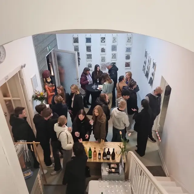 ART TALK & TOUCH vor Schülerarbeiten des Hildegardis-Gymnasiums Duisburg | Foto: Mülheimer Kunstverein KKRR, Ruhrstr.3