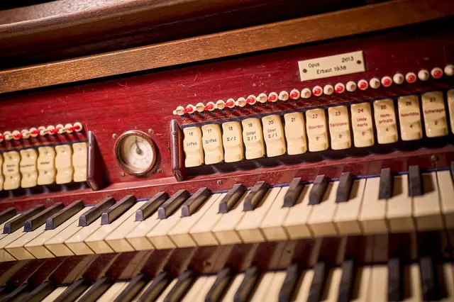 Spieltisch der historischen Walcker-Orgel in der großen Trauerhalle. 
 | Foto: Dennis Yenmez