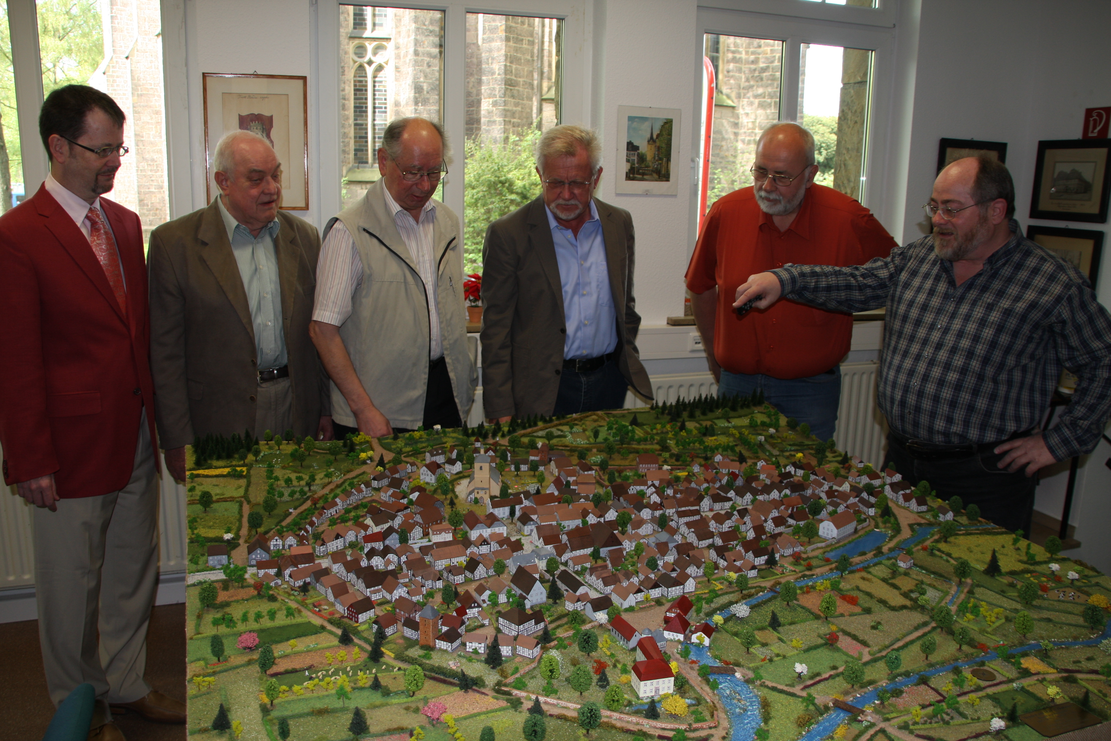 von links,Bürgermeister Volker Fleige und Erbauerteam
