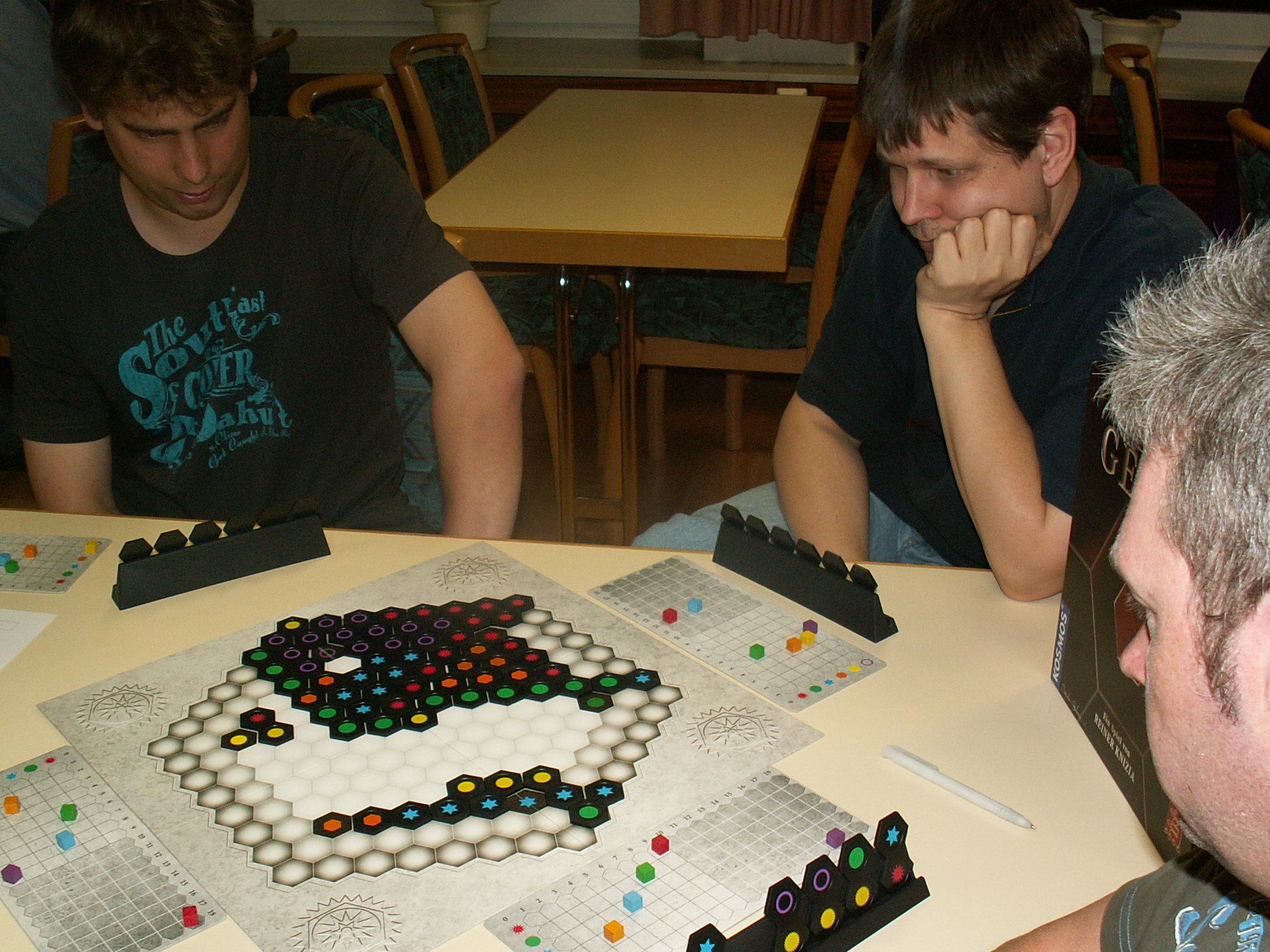 Langsam füllt sich das Spielfeld mit den bunten Spielsteinen.