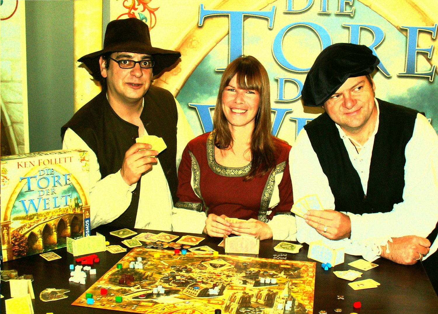 Die Autoren und die Pressesprecherin in mittelalterlichen Kostümen auf der Spiel 2009 in Essen.