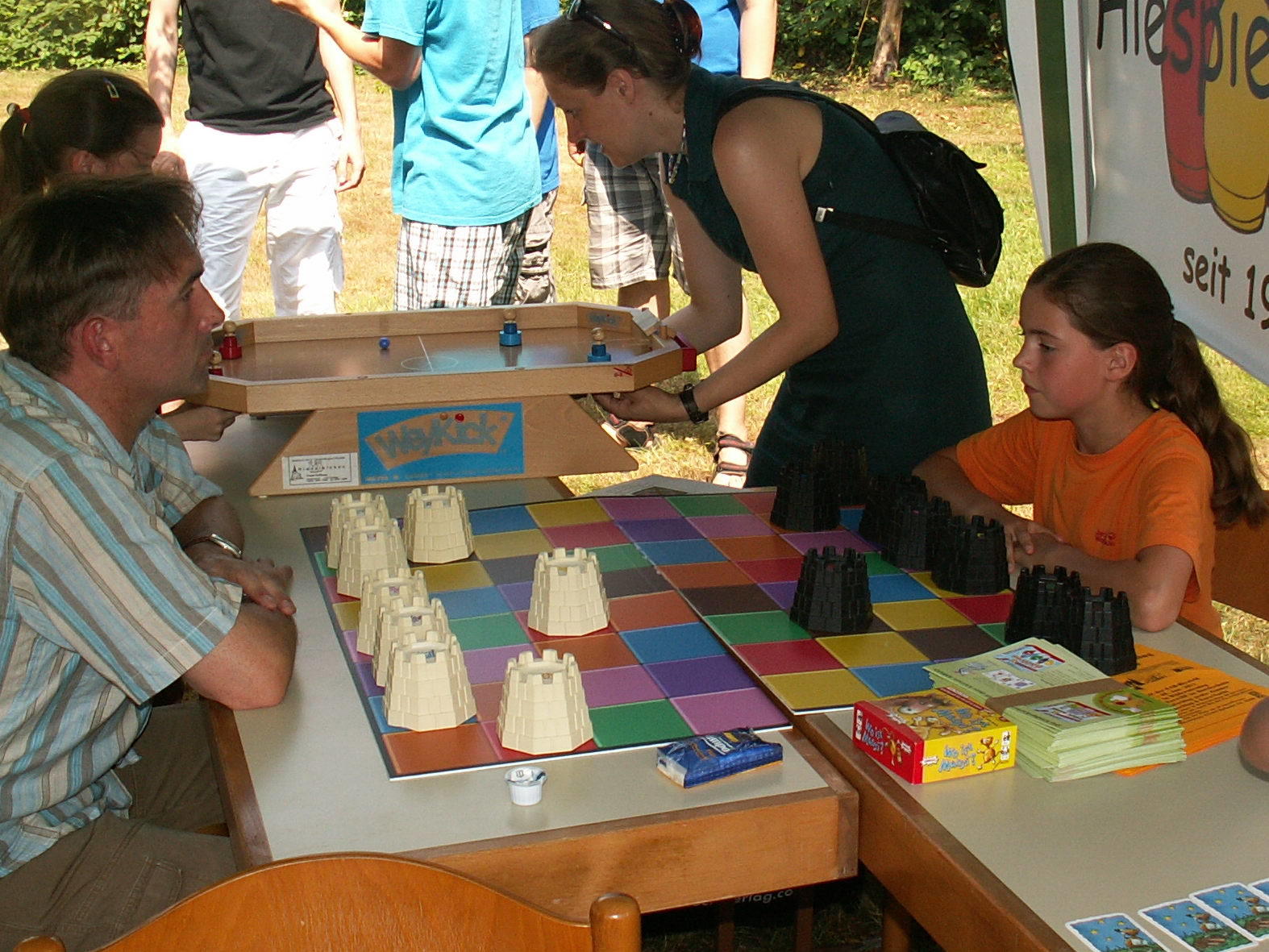 Spielerisches Duell zwischen Tochter und Vater.