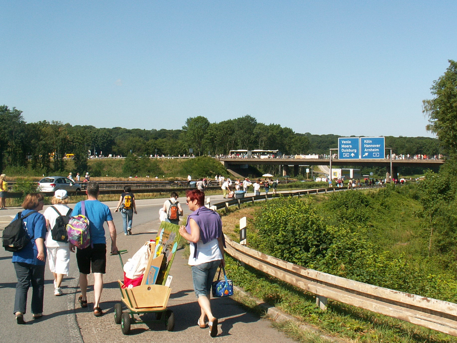 Anmarsch der Hiespielchen mit dem Bollerwagen