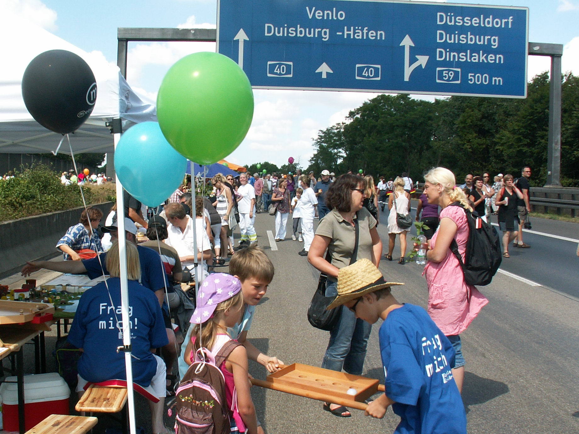 Unser Tisch an km 42,2 auf der A 40