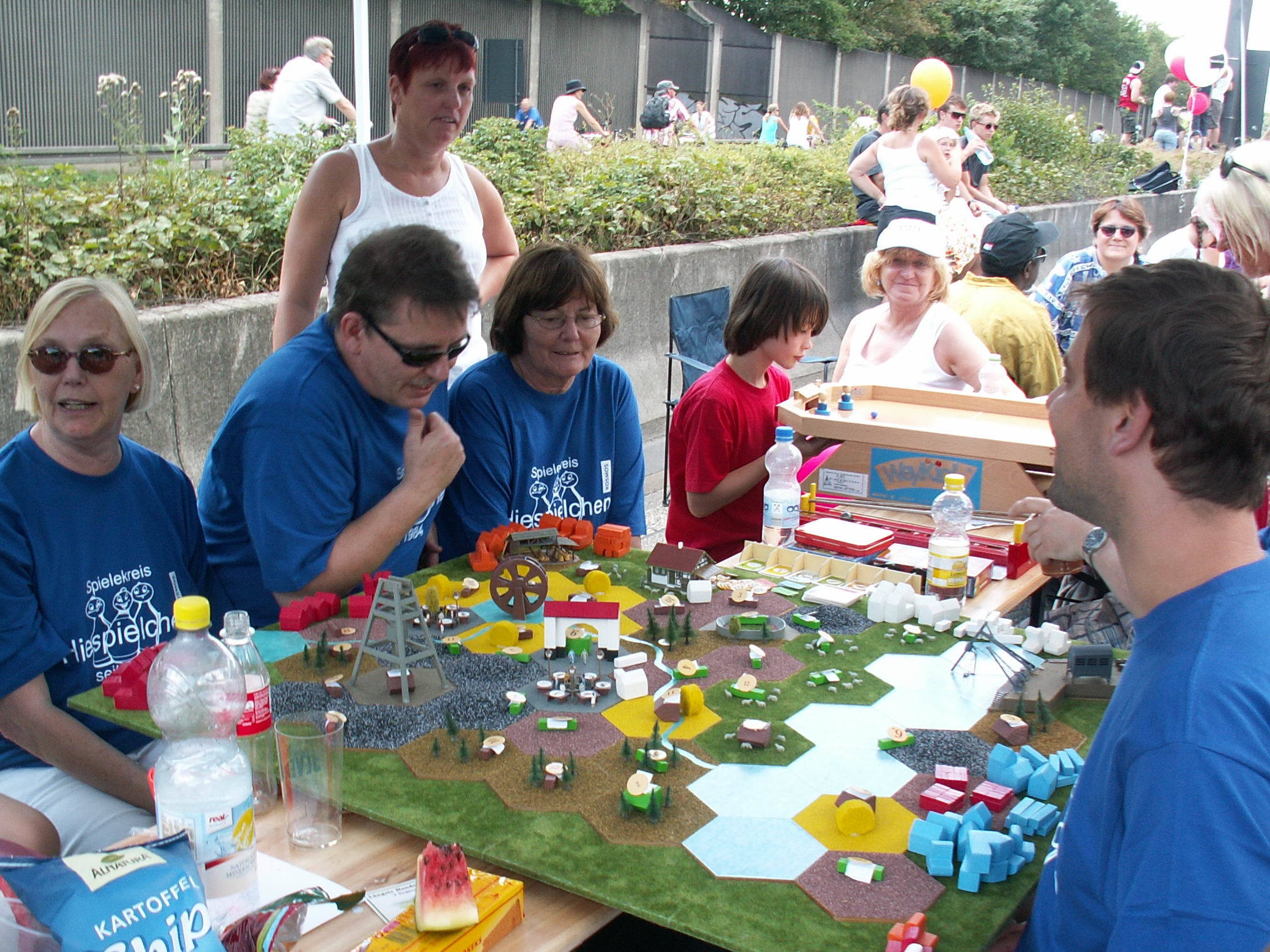 Die Siedler von Dinslaken mit Schacht Lohberg links