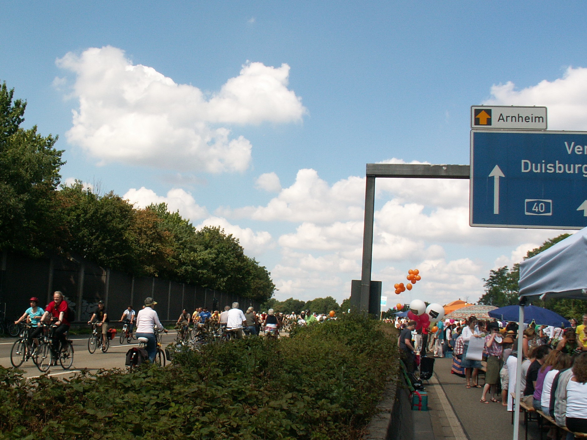 Die gegenüberliegende Fahrbahn Richtung Duisburg