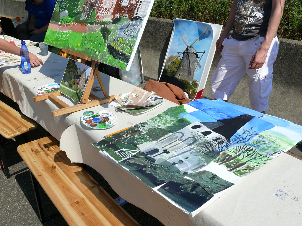 Rechts die Dorfkirche von Hiesfeld und im Hintergrund die Windmühle, die noch gemalt werden muss