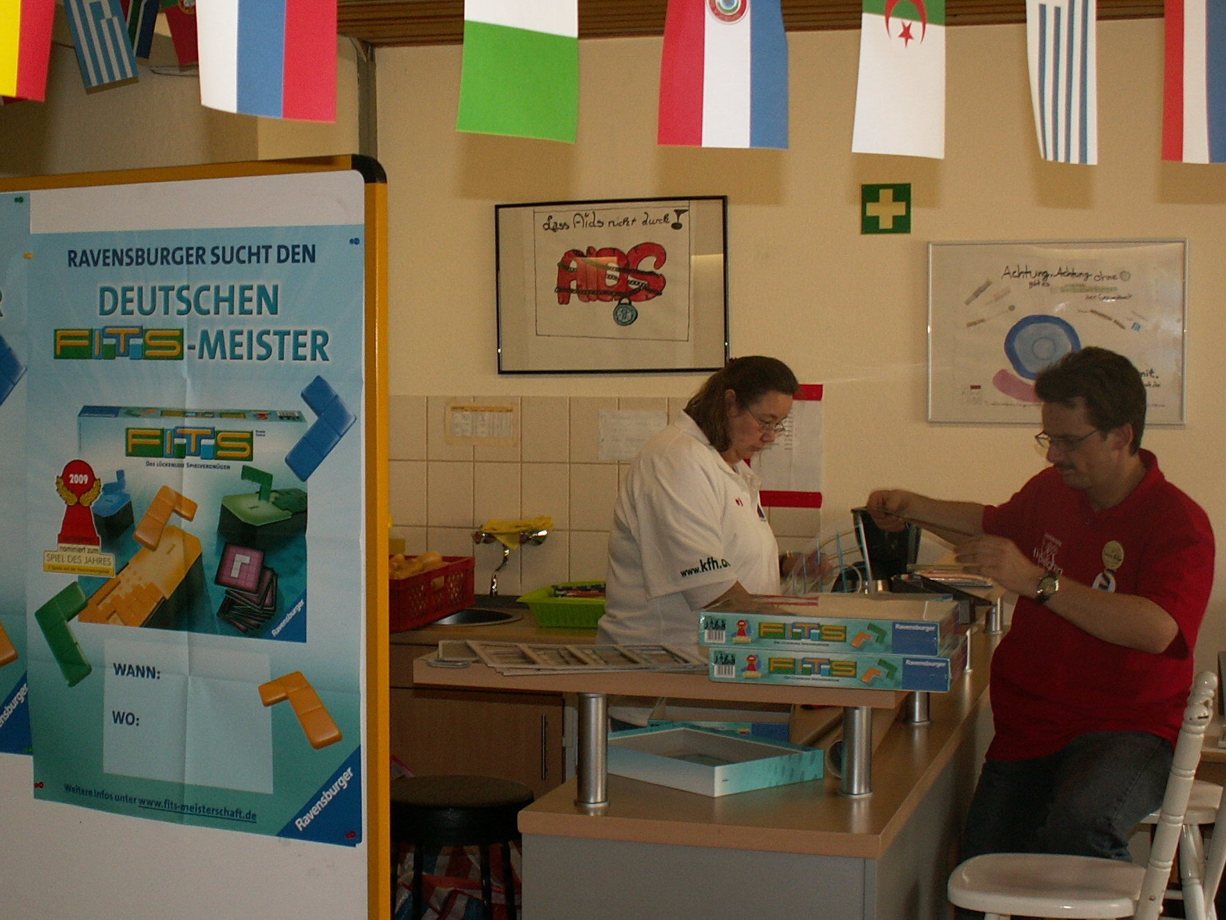 Im Internet-Café werden die Spiele für das Turnier vorbereitet.