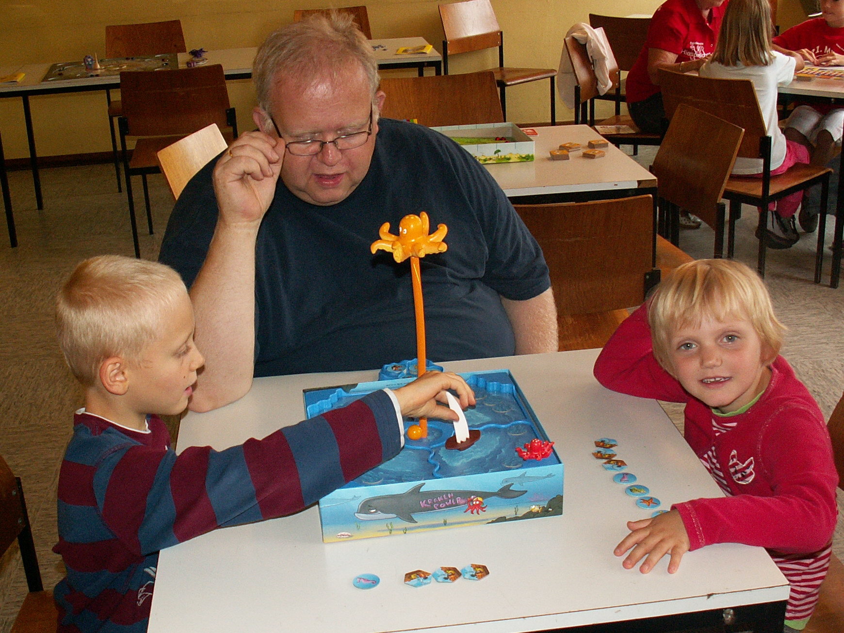 Ein Vater mit seinen Kindern und schon wieder Kraken-Alarm