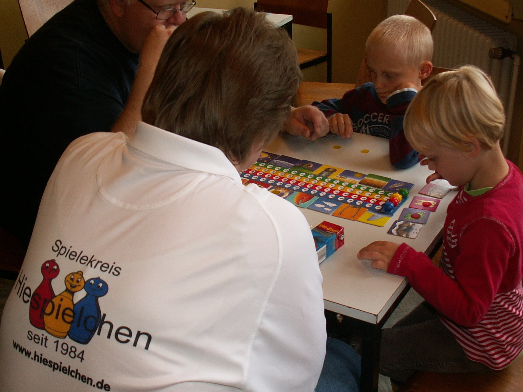 Die Mitglieder des Spielekreises gut an den neuen T-Shirts zu erkennen. Leichter als die Eigenschaften der Tiere zu bestimmen.