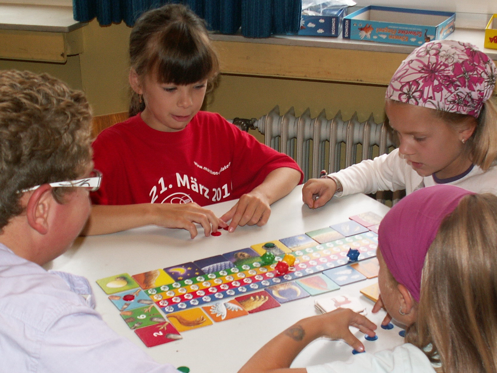 Jetzt kommen die Kids schon ohne fremde Hilfe klar mit dem Spiel von KOSMOS "Können Schweine fliegen?".