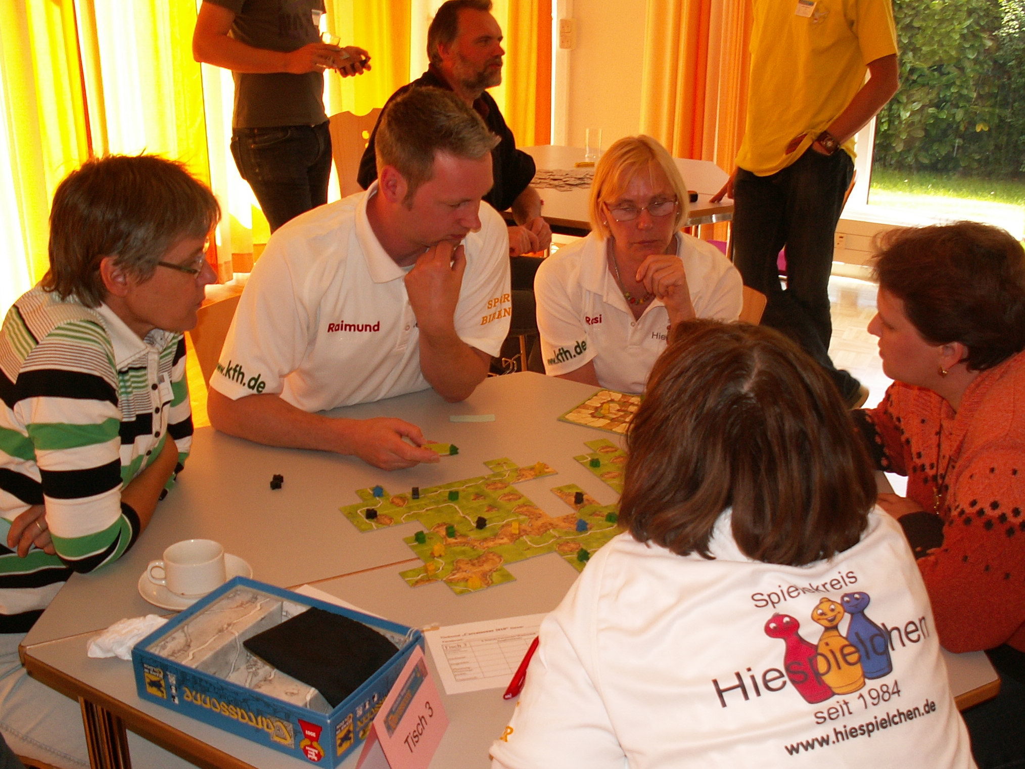 Groß im Bild die neuen Polo-Shirts von Hiespielchen.