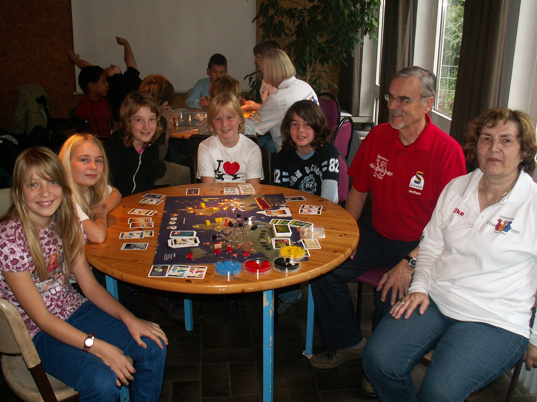 Eines der siegreichen Teams bei "Pandemie" und die beiden Hiespielchen Jochen und Elke.