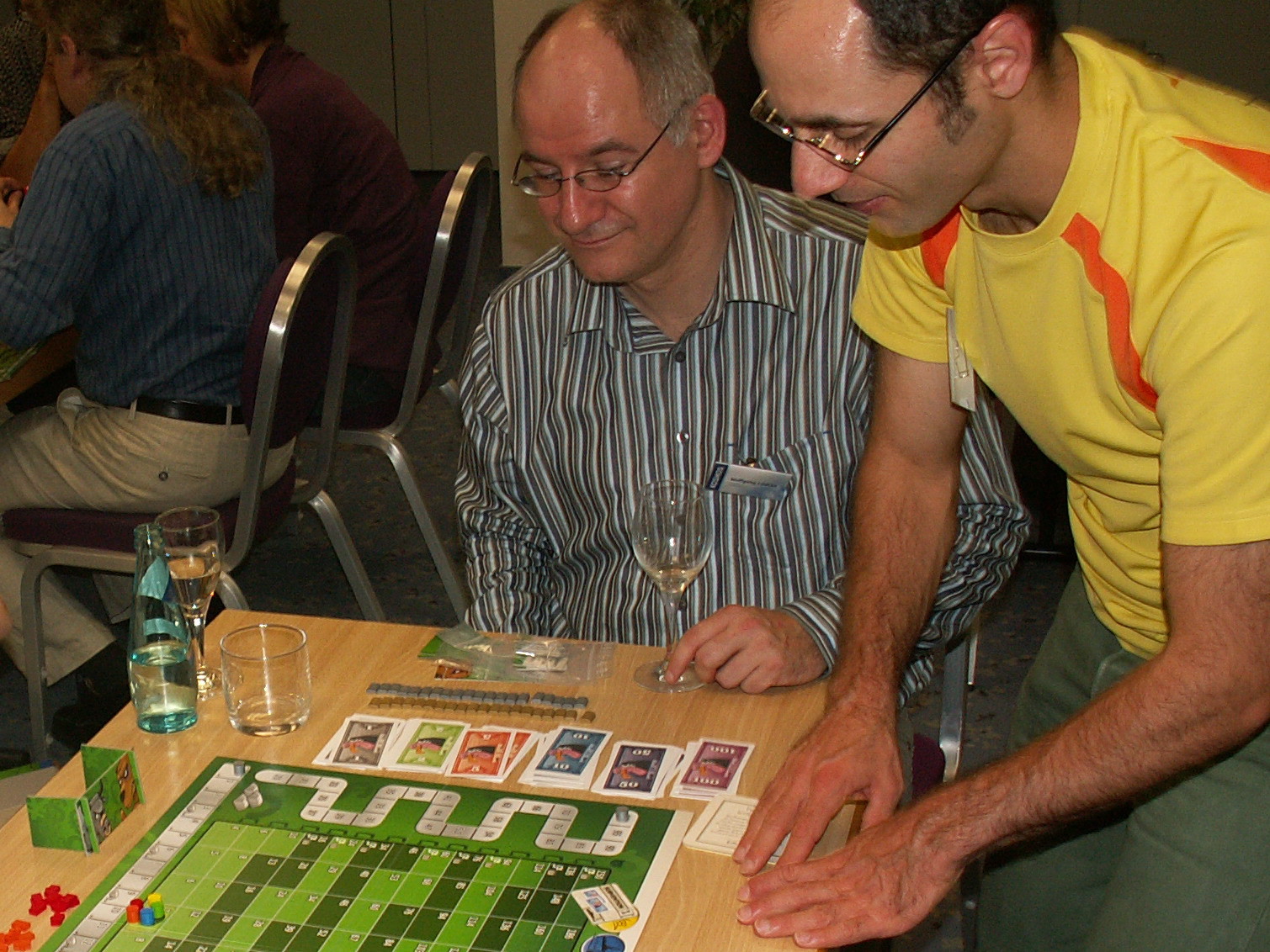 An unserem Tisch erklären Spieleredakteure das Spiel "Schwarzer Freitag".