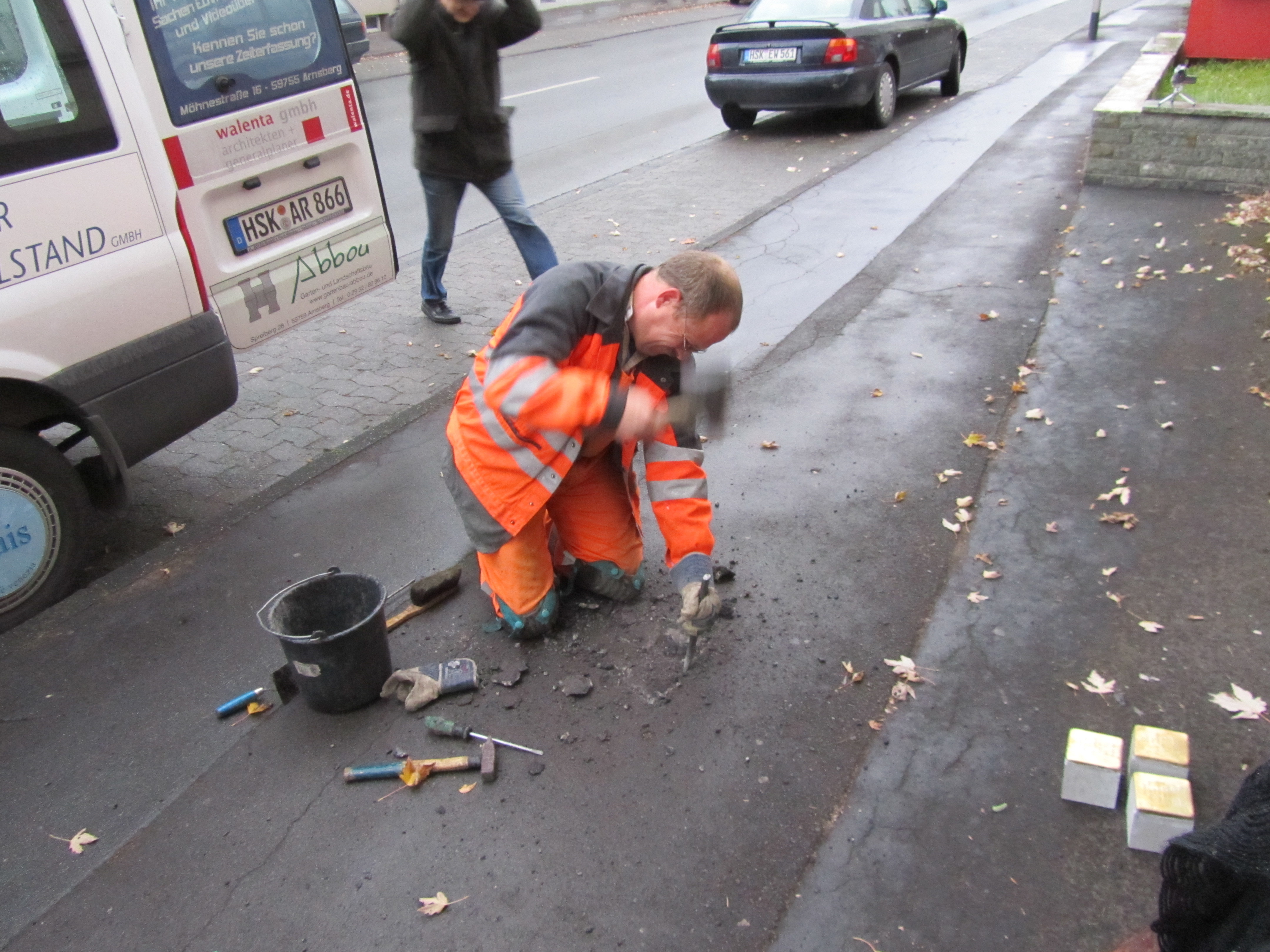 Stolpersteine: Der Asphalt muss etwas aufgestemmt werden