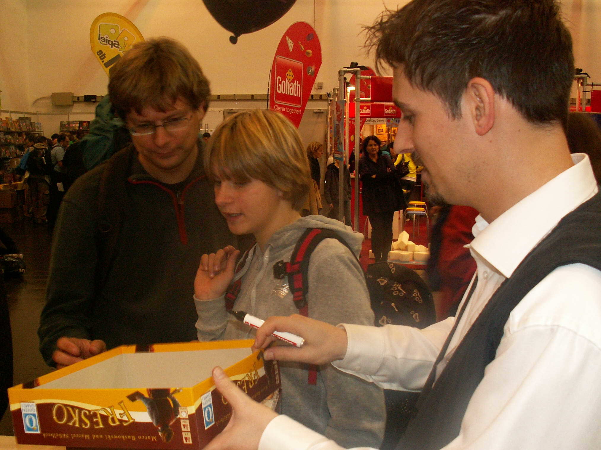 Marcel beim Signieren eines Spiels