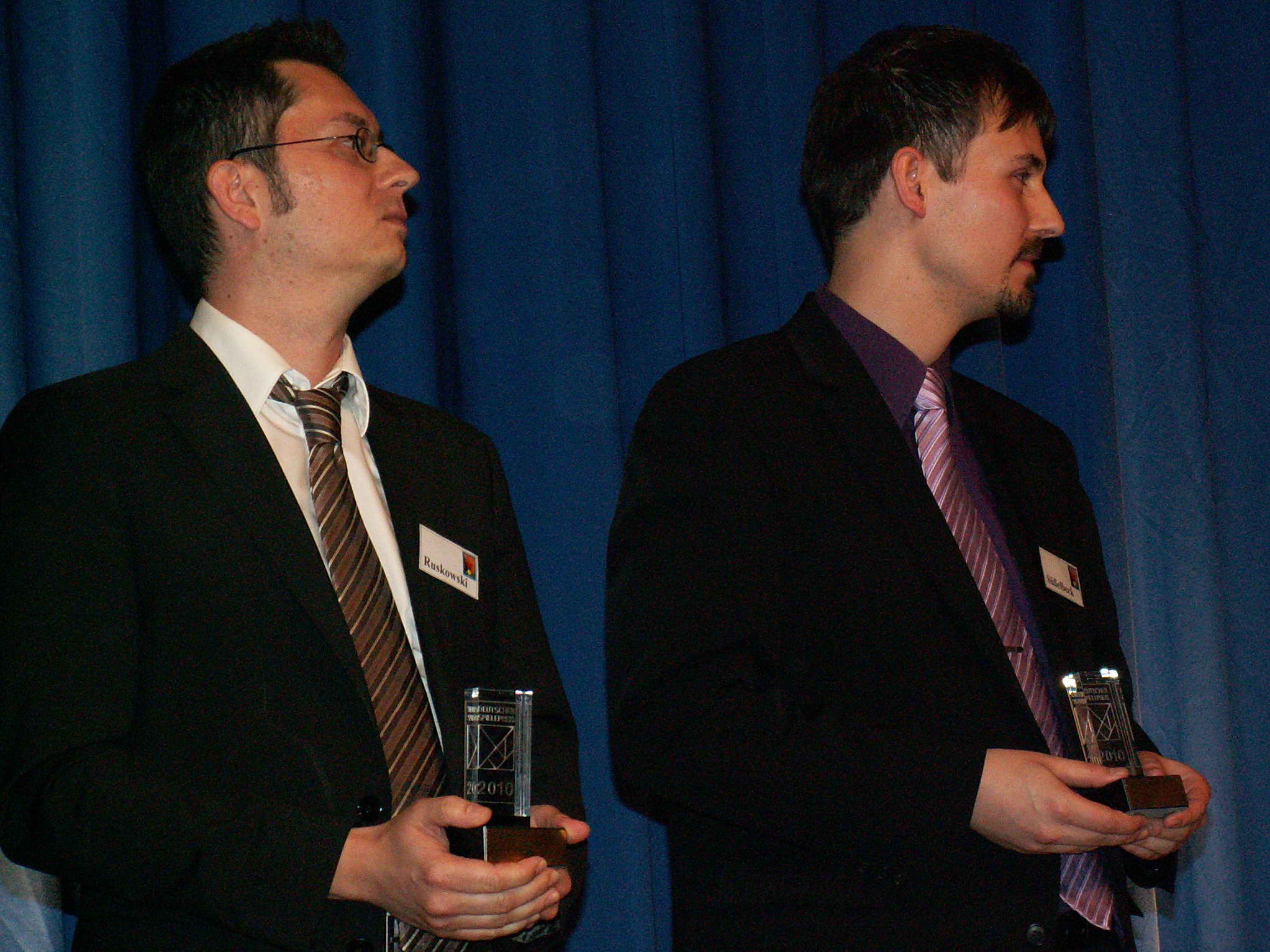 Die Autoren mit dem Spielepreis in der Hand