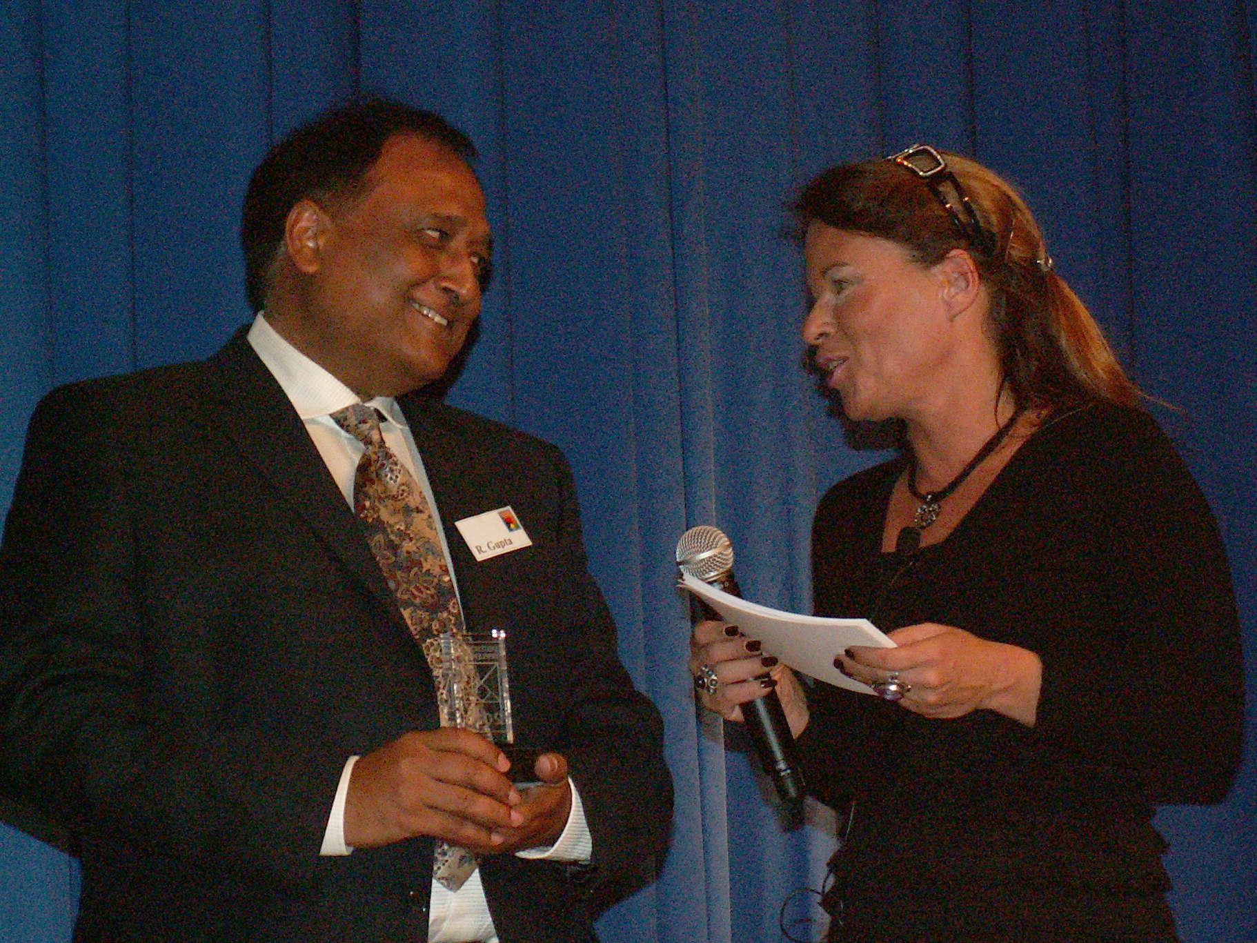 Dominique Metzler im Gespräch mit Verlagschef Rajive Gupta