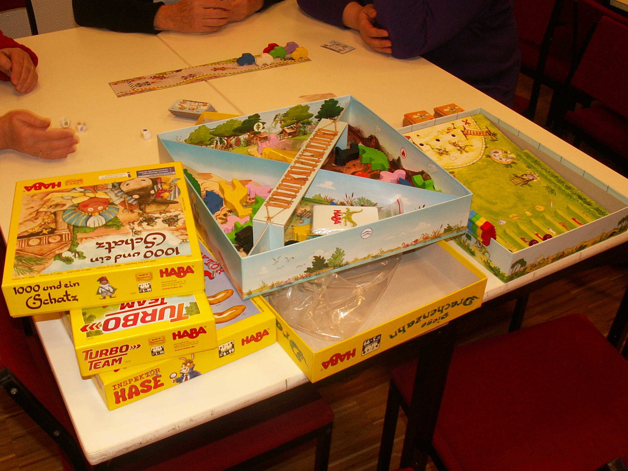 Tisch mit den HABA-Spielen