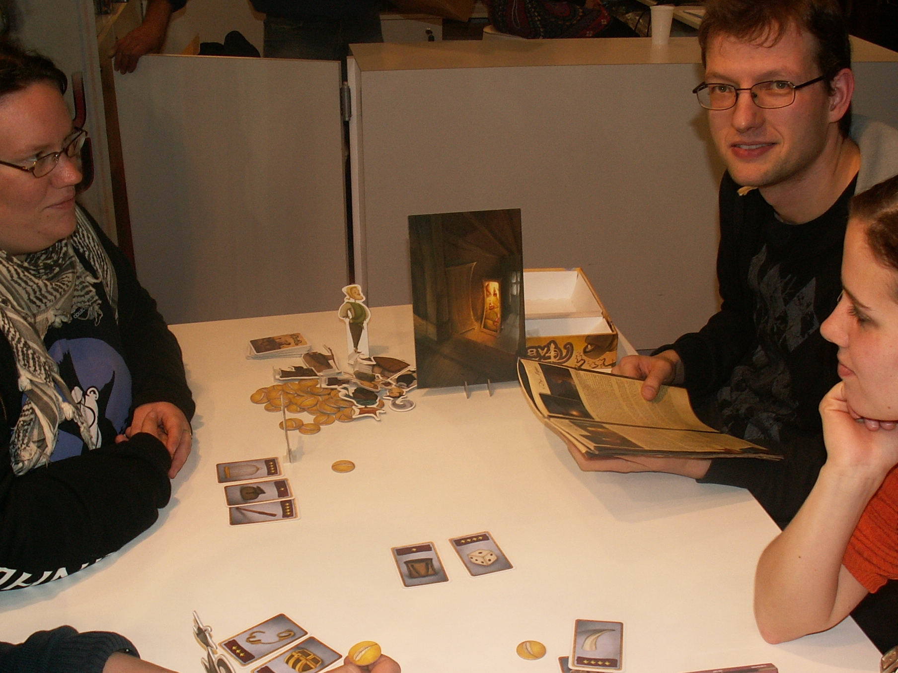 Nebenan wird ein neues Spiel von Libellud gespielt: "Fabula"