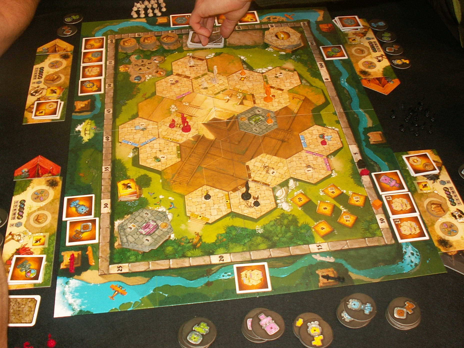 Der Spielplan von "Tikal II" während einer Partie.