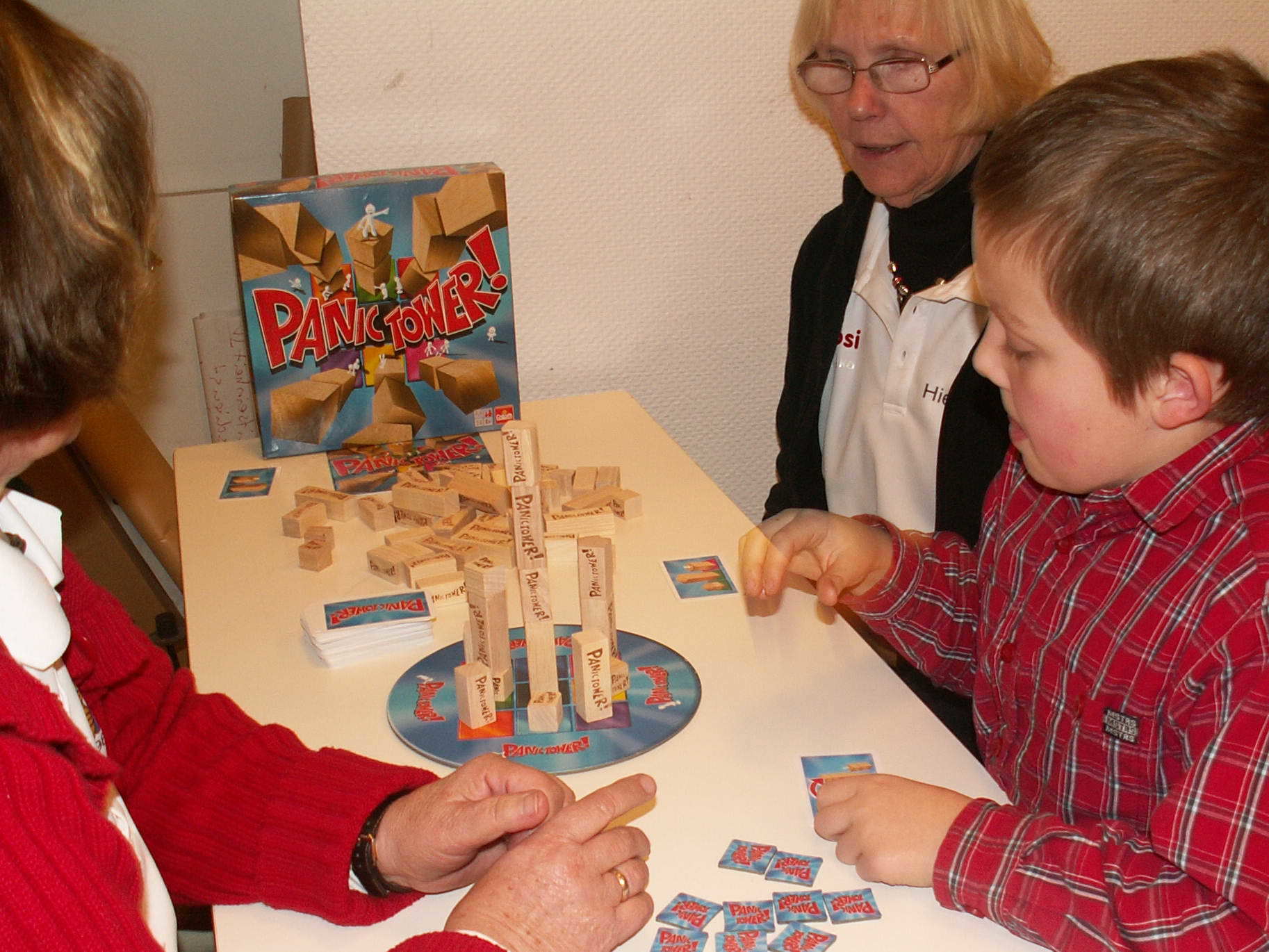 Rosi erklärt "Panic Tower" von Goliath-Spiele
