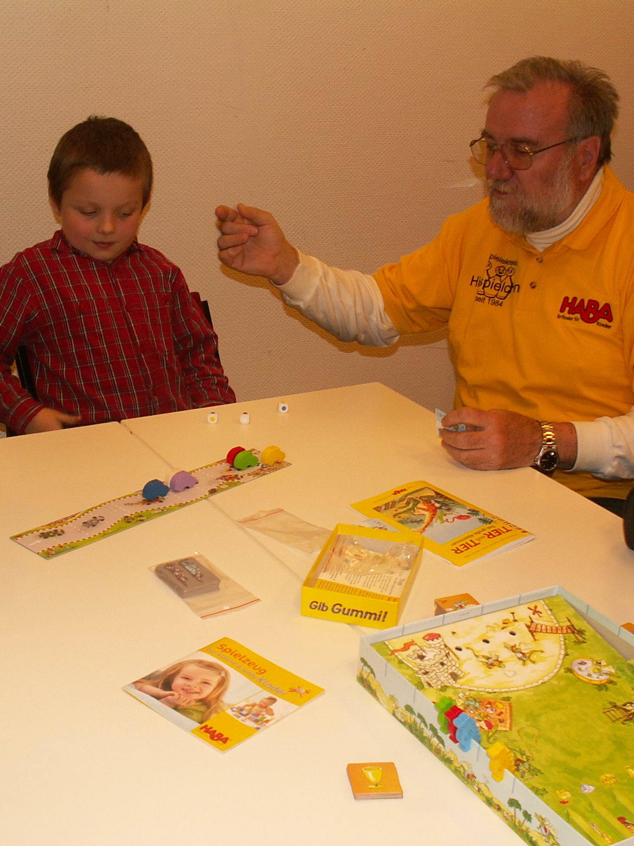 "Gib Gummi" - Friedel würfelt Autos nach vorne bei diesem Spiel von HABA