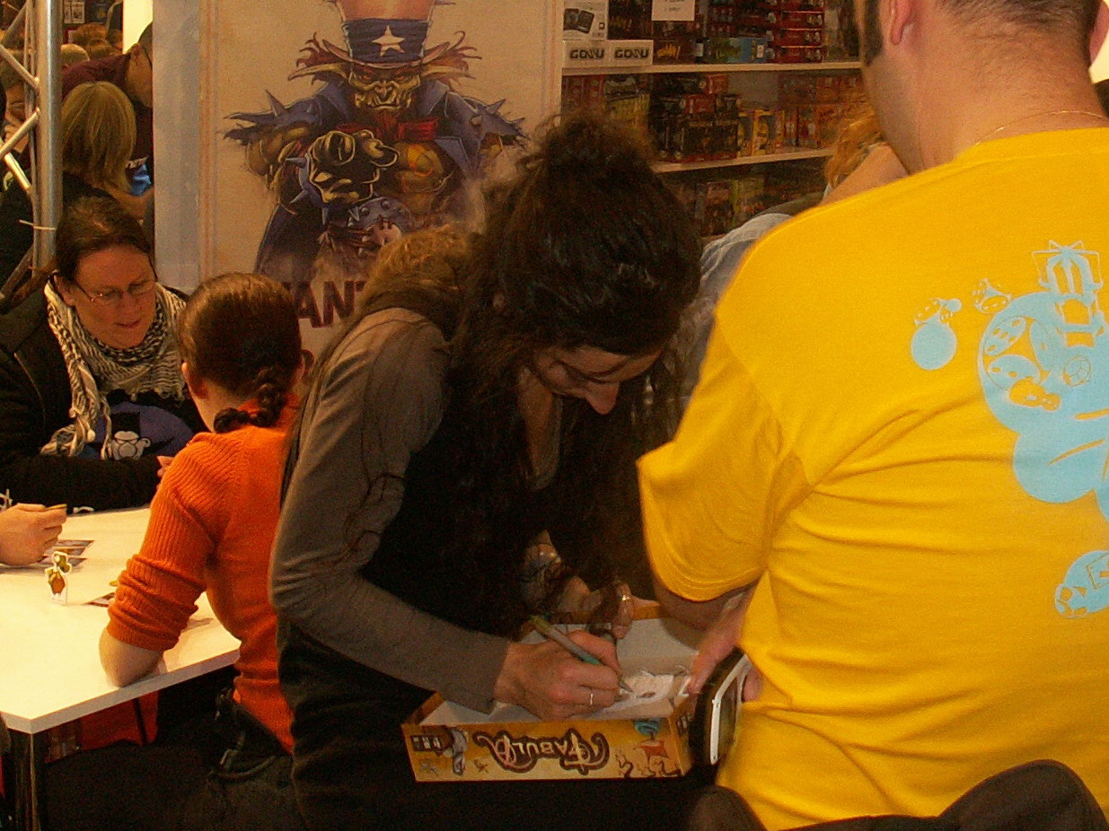Auch bei ihr warten die Spielefans geduldig.