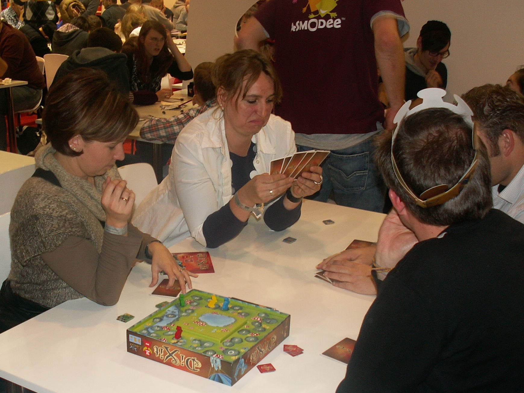 Am Spieltisch eine Runde "Dixit", Spiel des Jahres 2010.