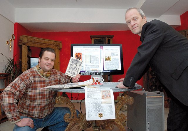 Teamwork bei der IG SAM: Dino Jermies und Uwe Schmidtke bastelten an Plakaten und Aufgabenheften zur Aktion. Foto: FAL