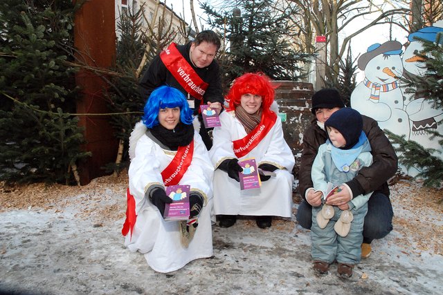 Auch die Weihnachtsengel der Verbraucher-Zentrale waren am Wochenende in Neheim unterwegs und verteilten Tipps zu nachhaltigen Geschenken. Fotos: Albrecht