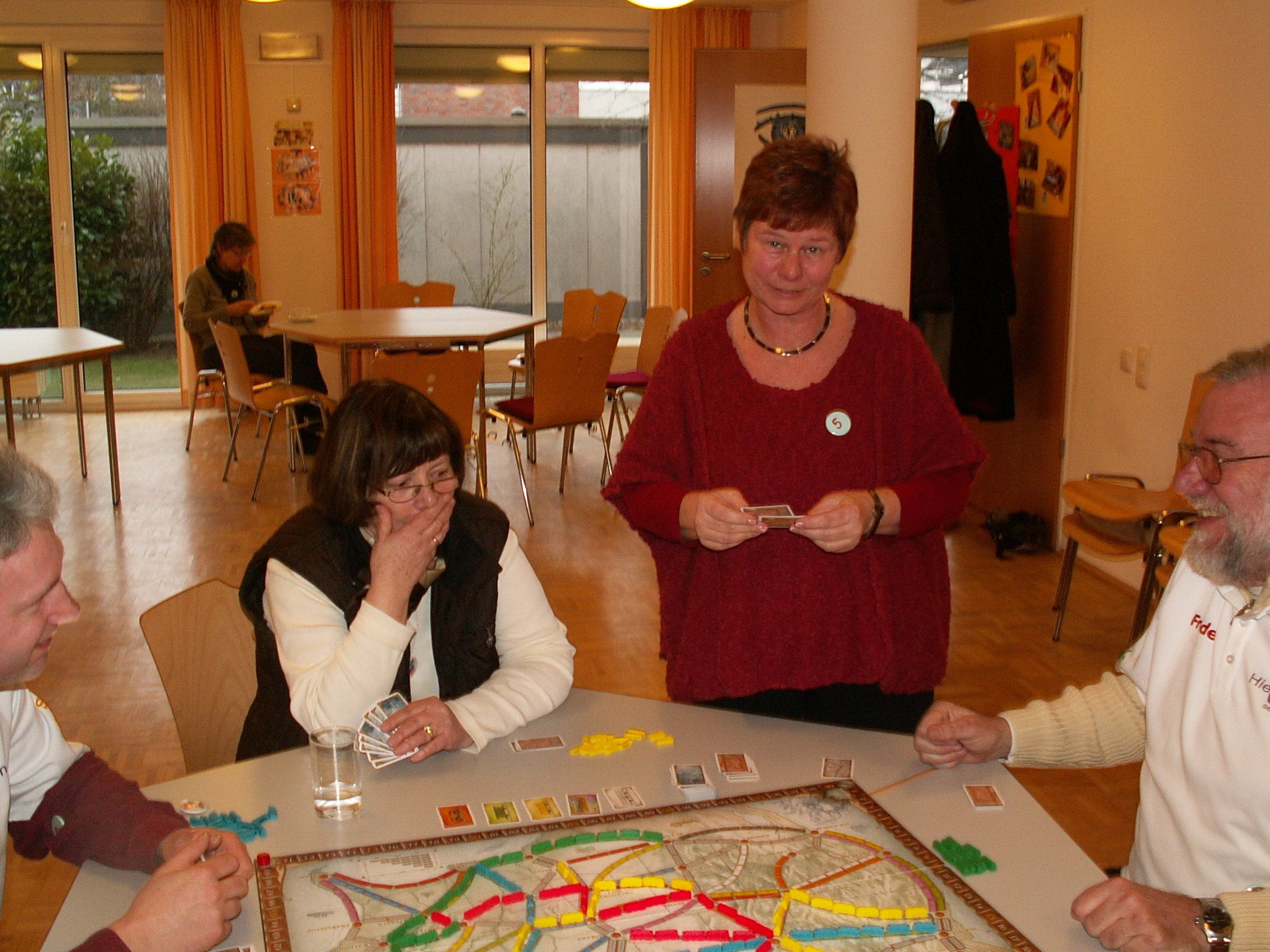 Moni hat neue Aufgaben gezogen und schaut sich die Lage der Orte mal von der richtigen Seite an. Raimund, Renate und Friedel haben solange Spielpause.