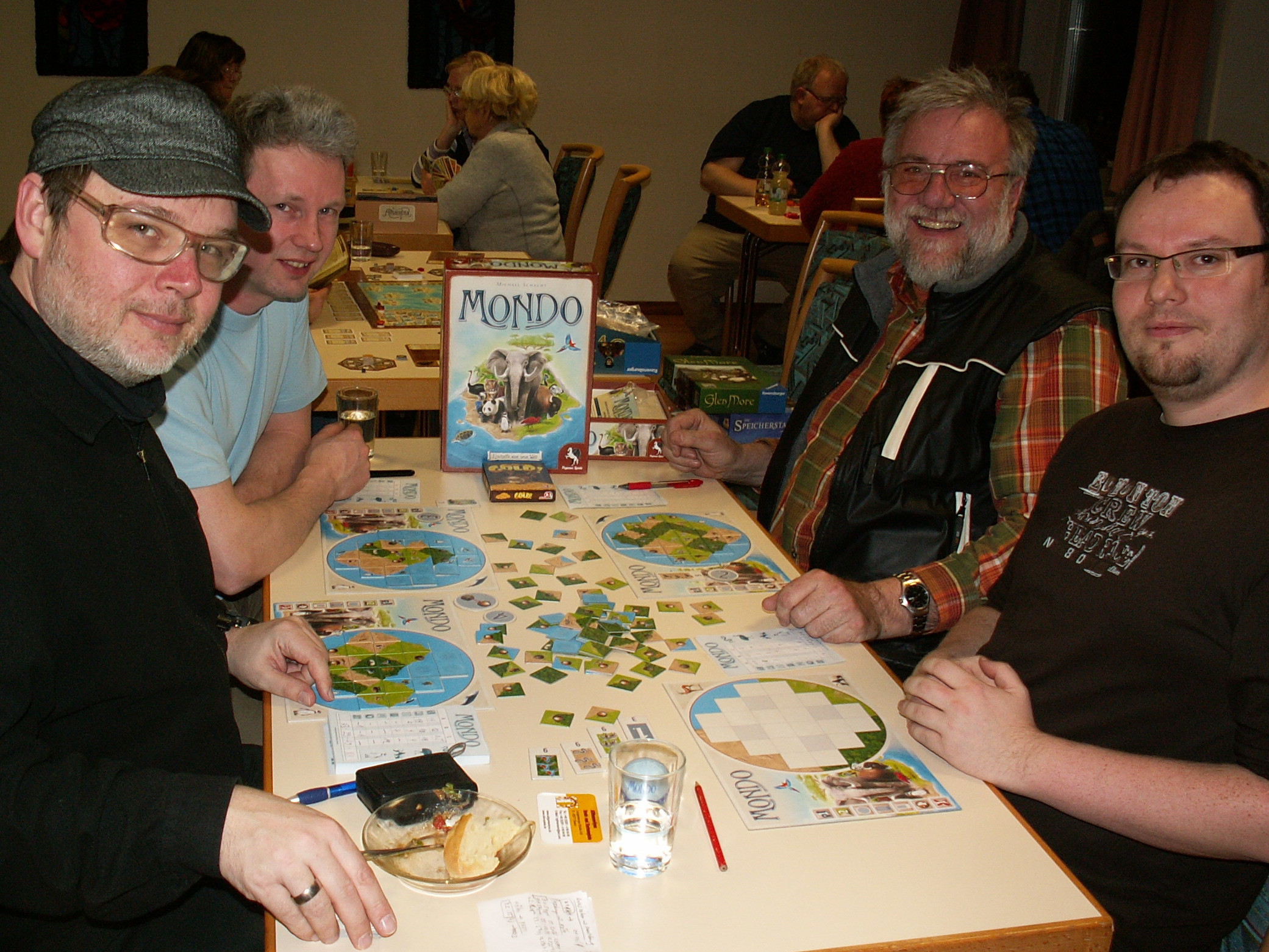 Spielrunde mit Michael Schacht und seinem Spiel Mondo