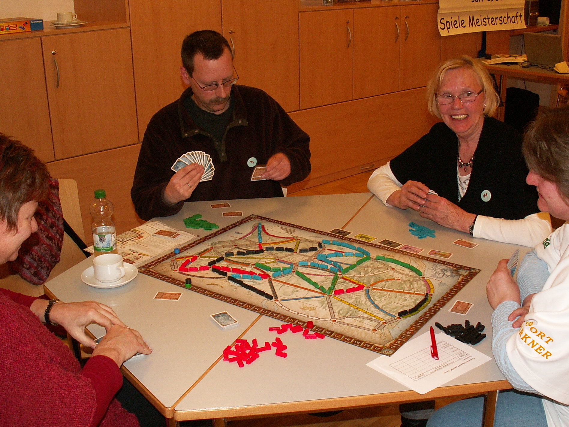 Spielszene mit Moni, Holger, Rosi und Silvia