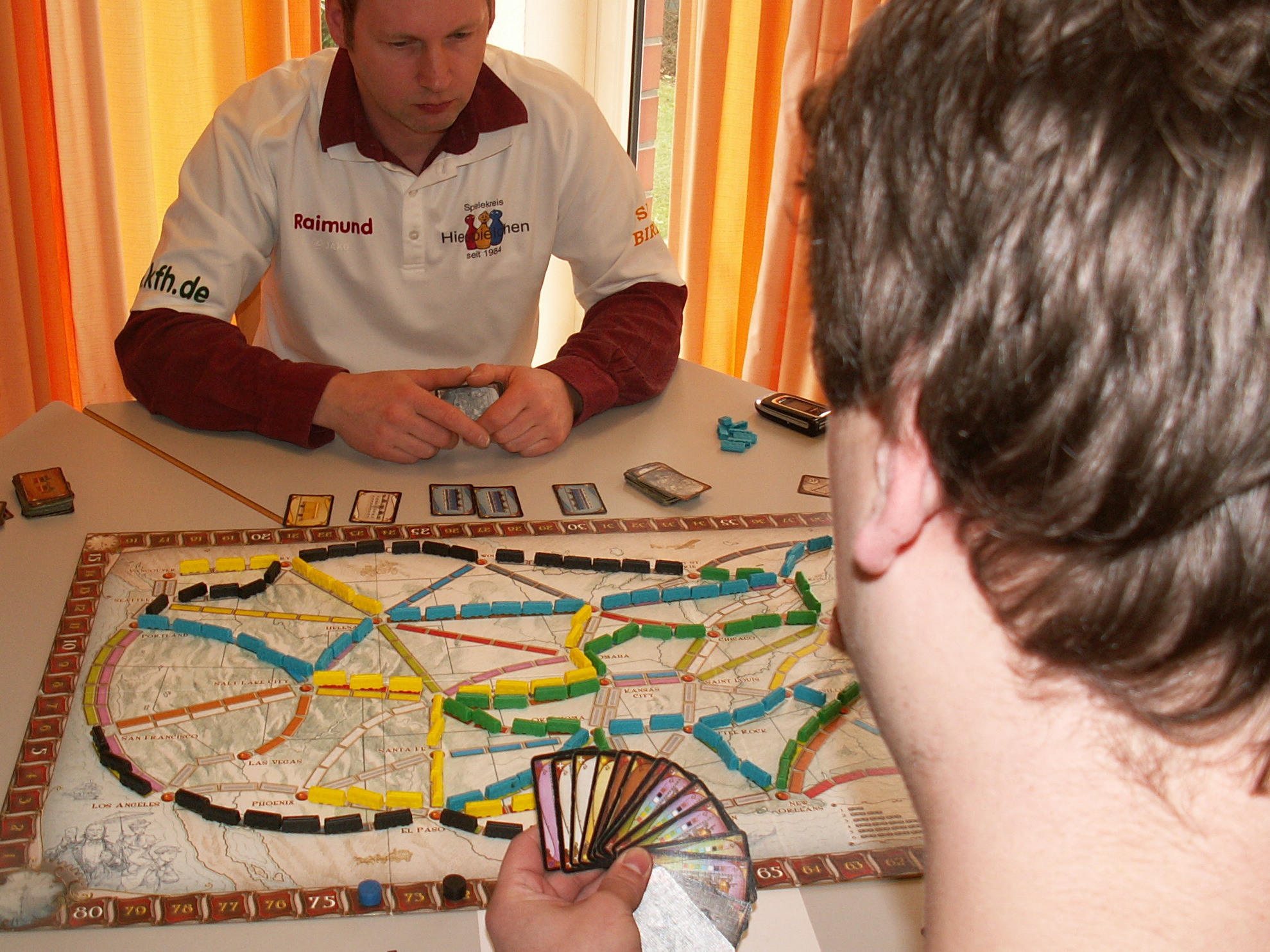 Stefan hat viele Waggonkarten gesammelt und Raimund grübelt mal wieder über den nächsten Zug