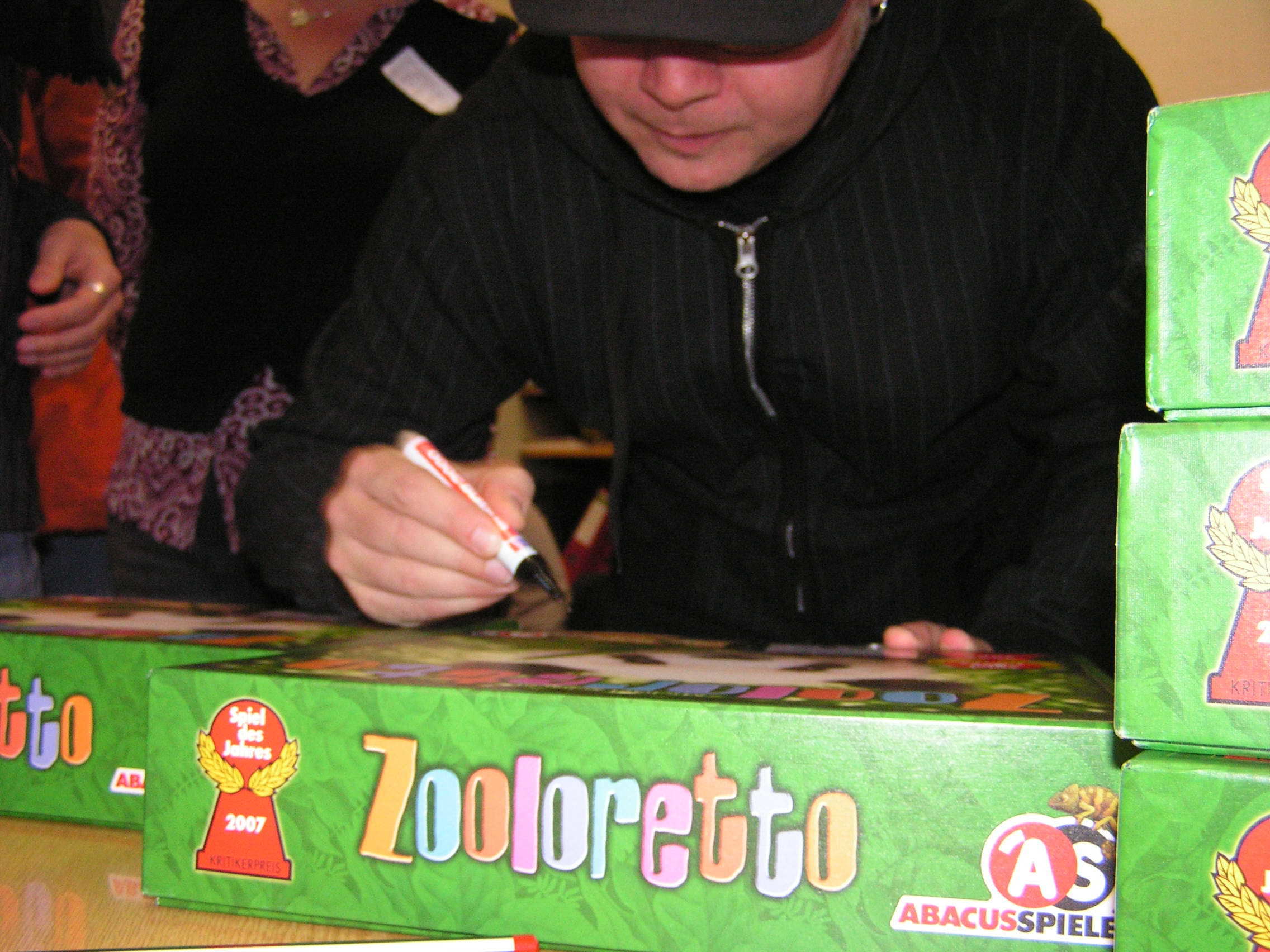 Michael beim Signieren seines Spiel "Zooloretto" in Marl
