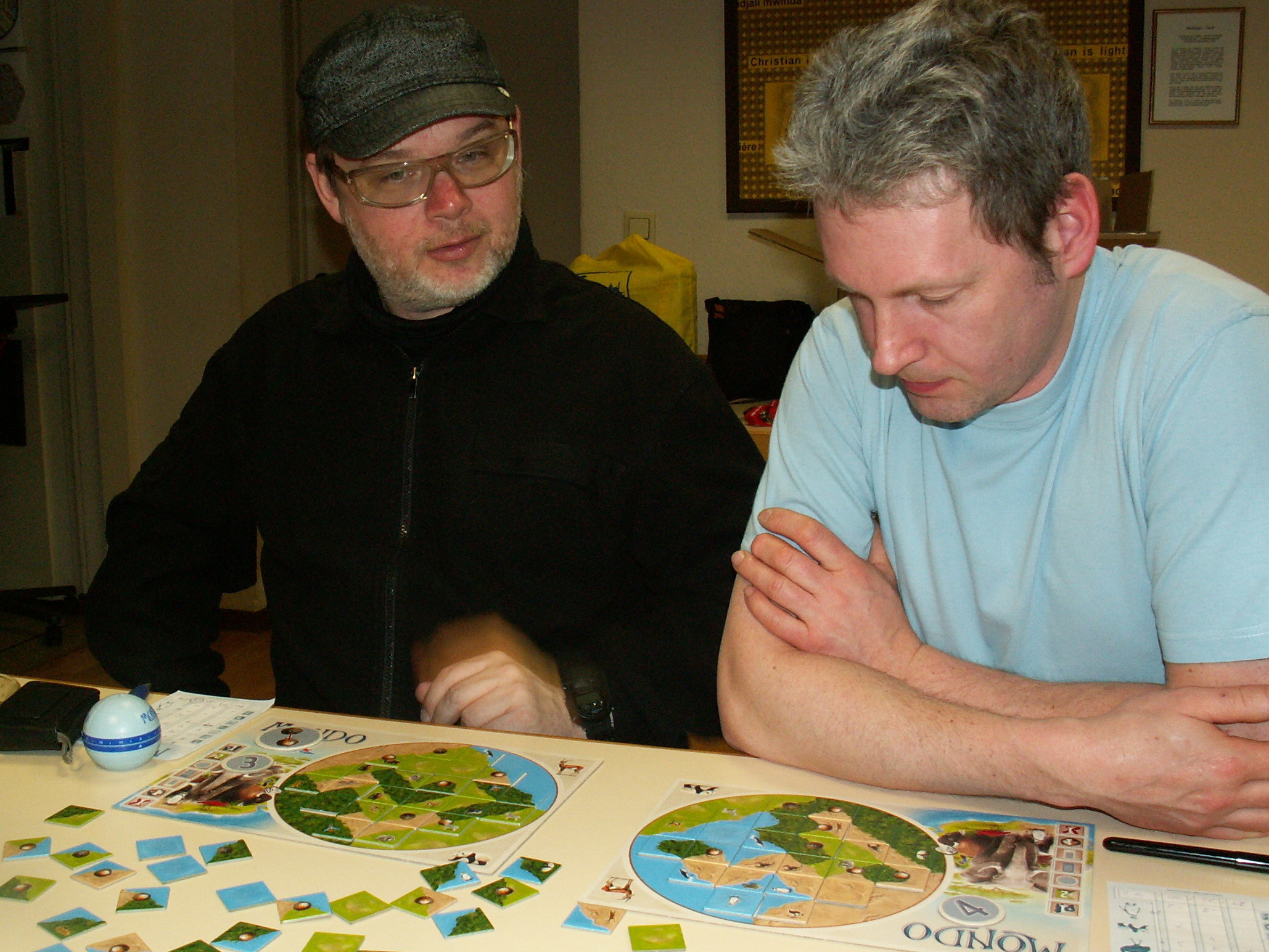 Michael und Raimund bei "Mondo" (Rückseite des Spielplans)