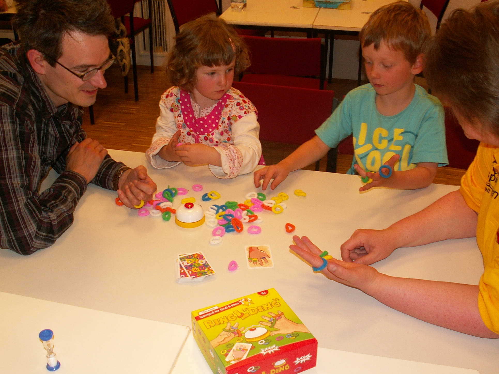 Wer reiht die Haargummis am schnellsten auf die Finger? "Ring'L'Ding" (Amigo Spiele)