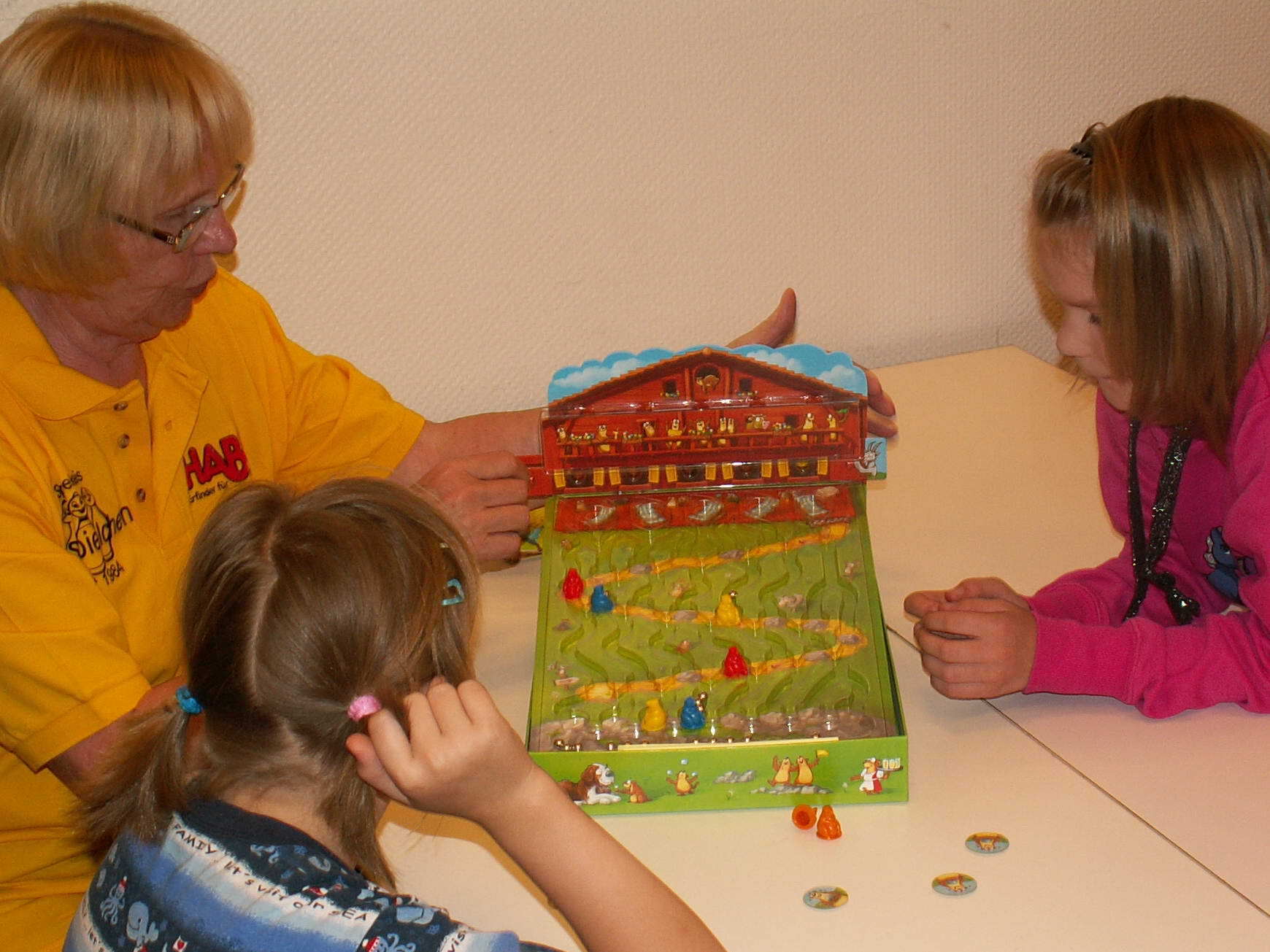 "Das große Kullern" (Ravensburger) - Die Murmeltiere auf dem Weg zur Bergspitze und den begehten Sonnenstühlen.