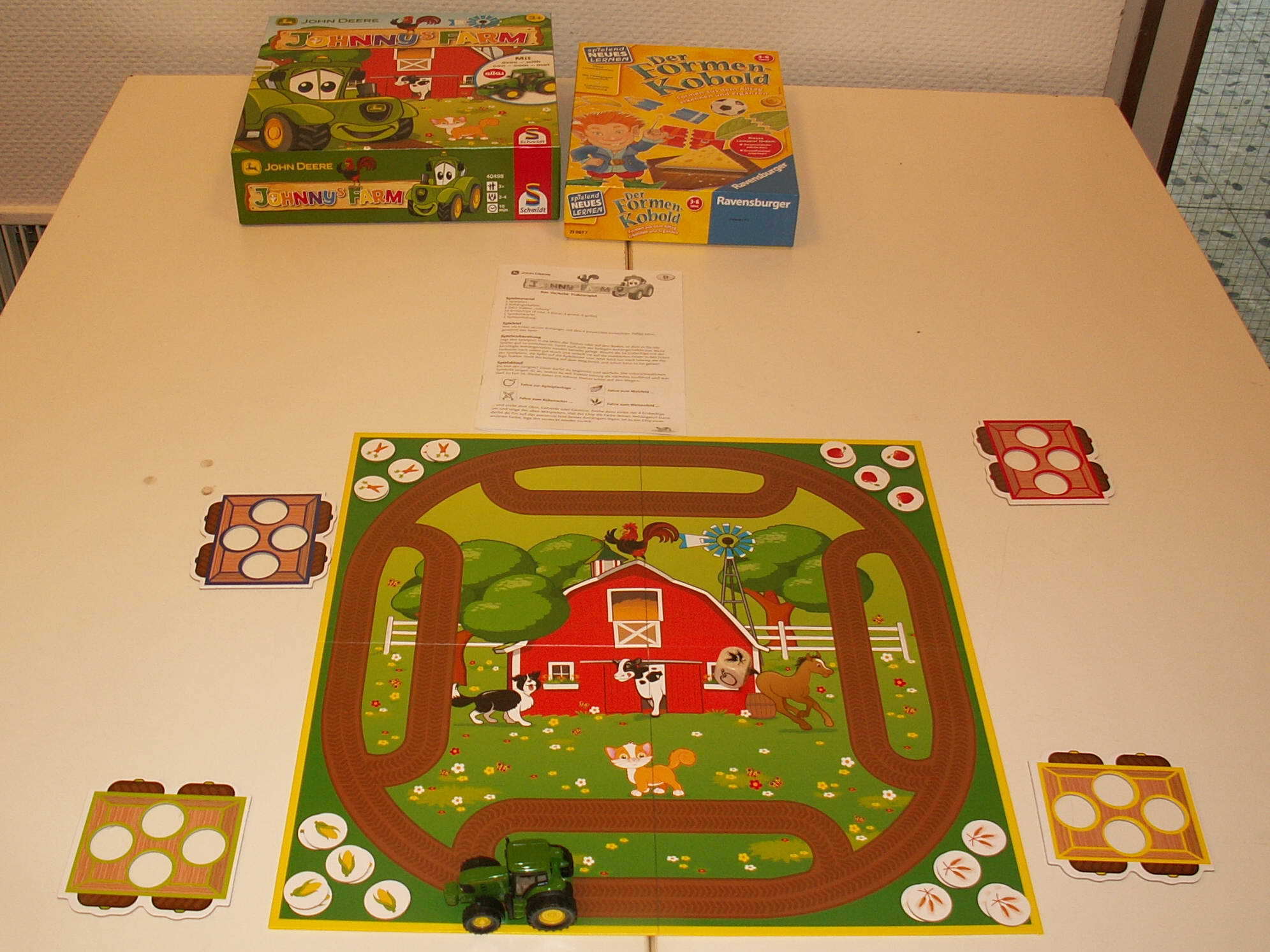 Spieletisch ab 4 Jahre: "Johnny's Farm" (Schmidt Spiele) und "Der Formenkobold" (Ravensburger)