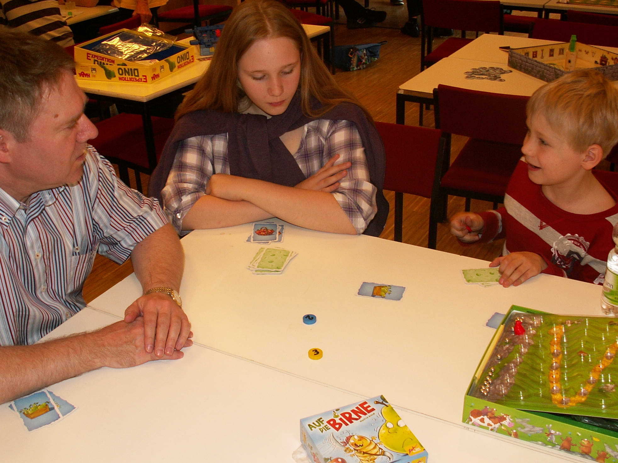 Wer zählt am besten Birnen, Äpfel und Maden und schnappt den 1er-Chip am schnellsten? "Auf die Birne" (Zoch Spiele)